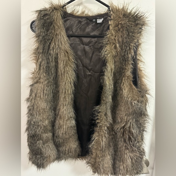 H&M Faux Fur Vest - Picture 6 of 9